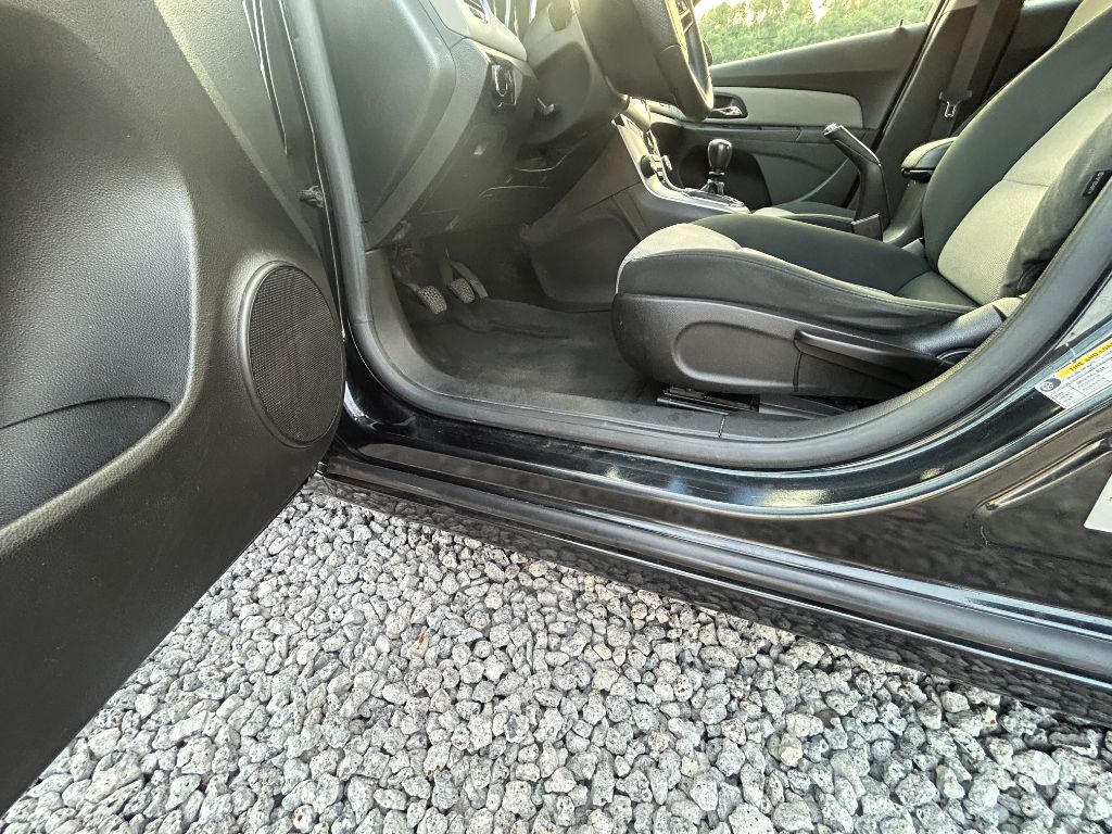 2012 Chevrolet Cruze LS - Photo 10